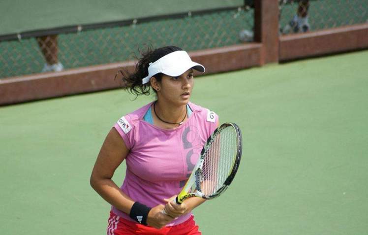 hot-sania-mirza-playing-tennis-wallpaper